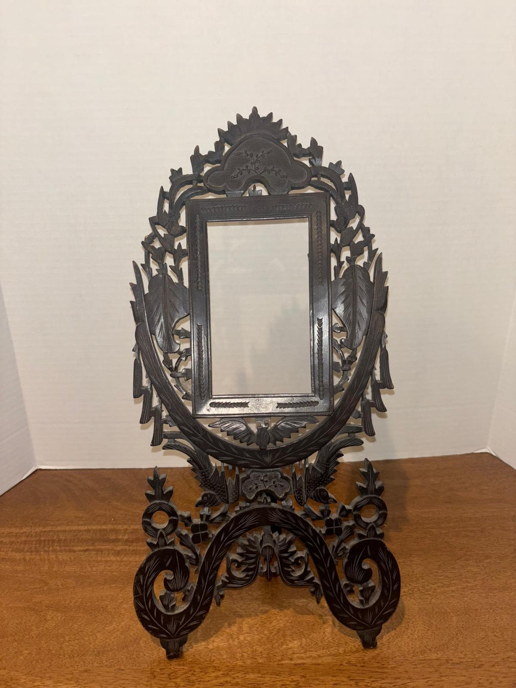Swiss Black Forest Hand-Carved Standing Picture Frame Brienz School, ca. 1880–1900