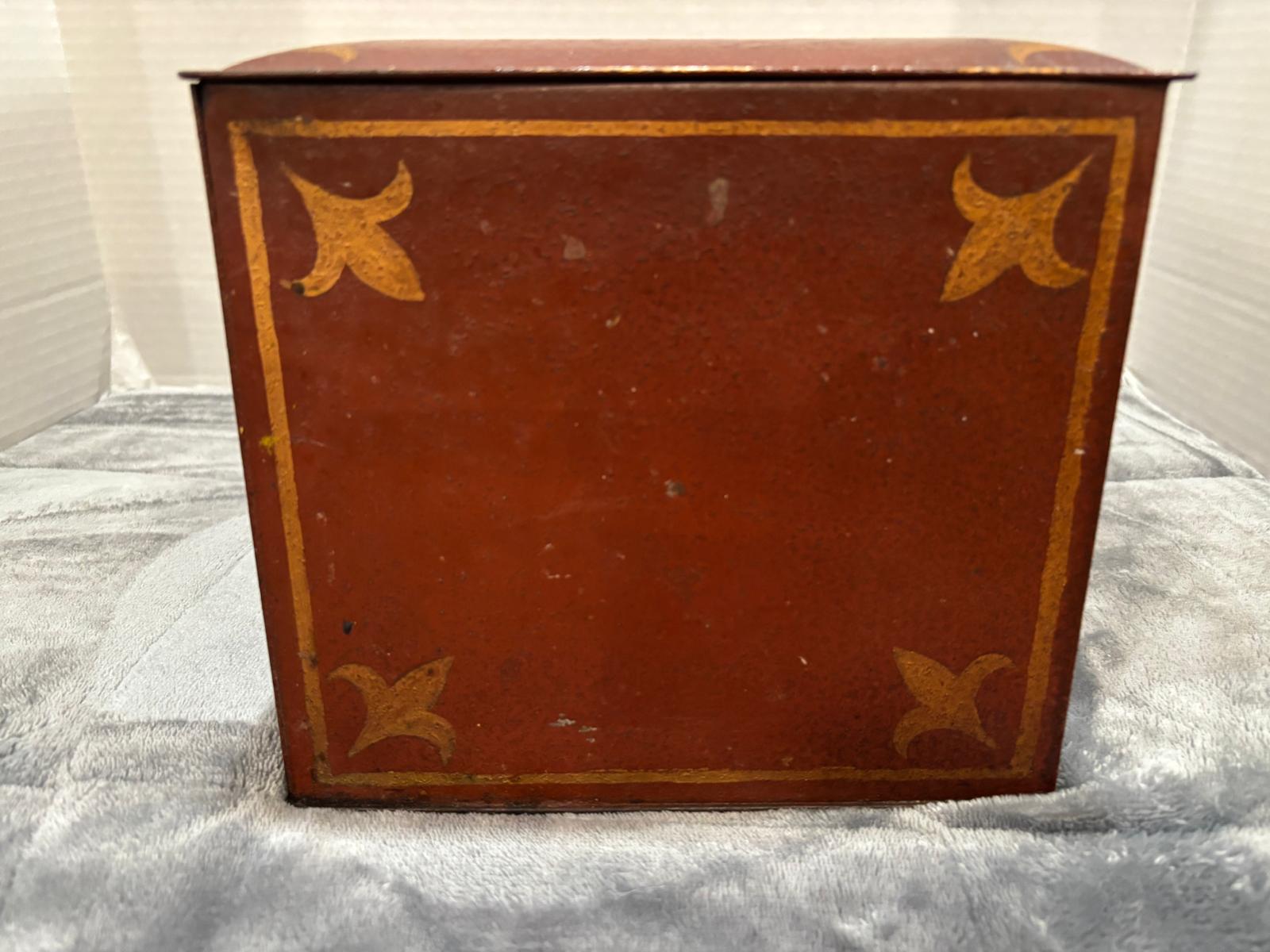 American toleware painted tin box, New England, circa 1835–1850