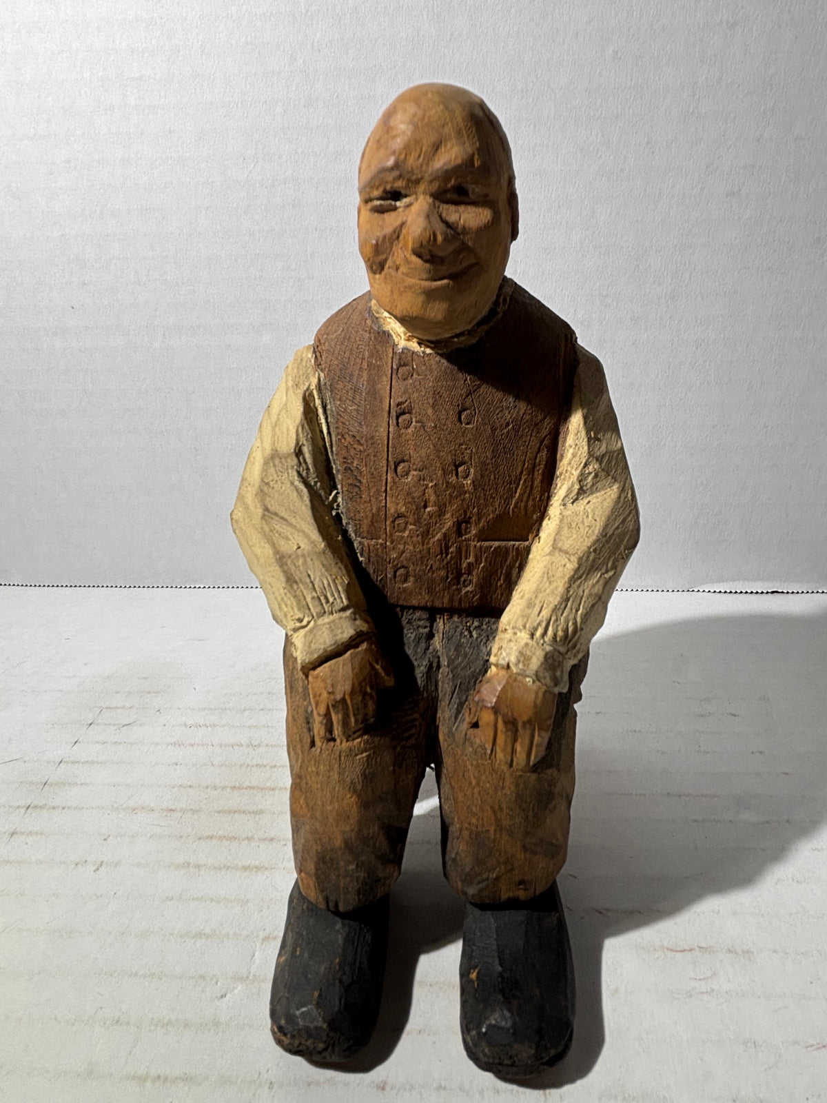 WONDERFULLY EXPRESSIVE CARVED & PAINTED FOLK PORTRAIT OF A SEATED GENTLEMAN