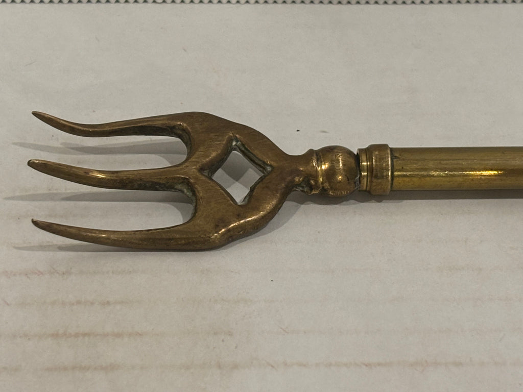 UNUSUAL EARLY BRASS TELESCOPING THREE-PRONG HEARTH FORK