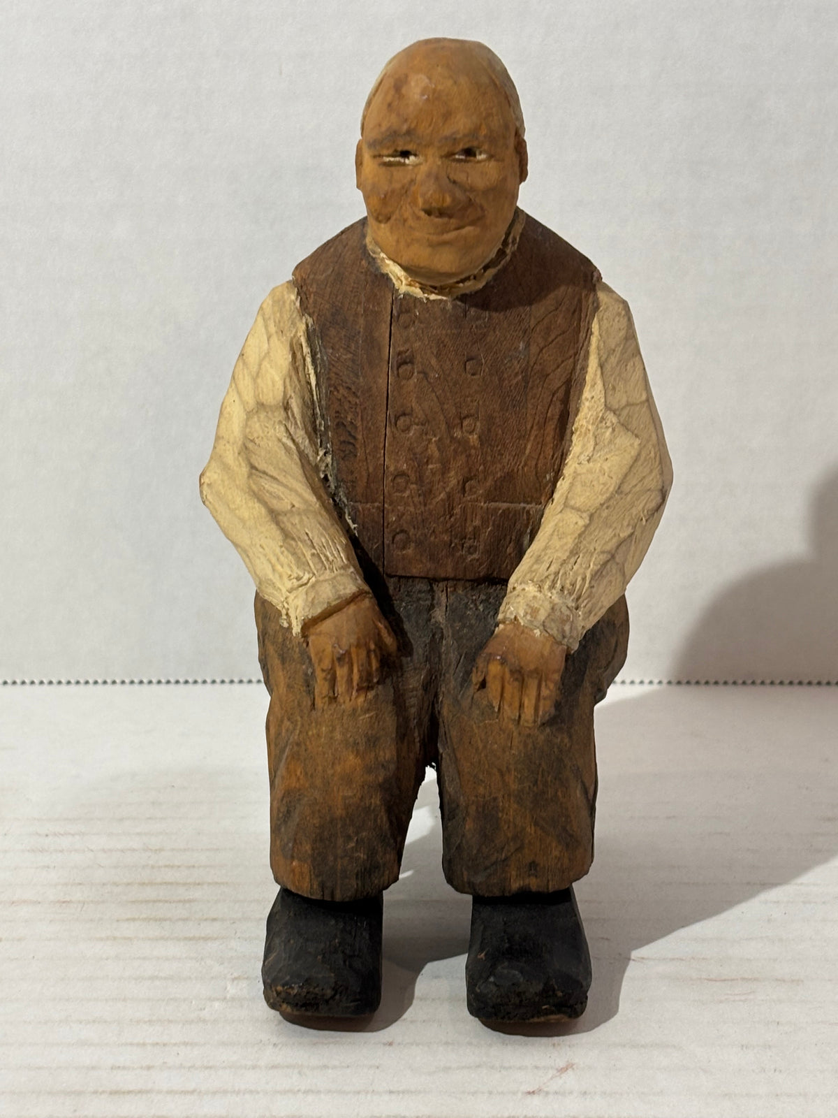 WONDERFULLY EXPRESSIVE CARVED & PAINTED FOLK PORTRAIT OF A SEATED GENTLEMAN