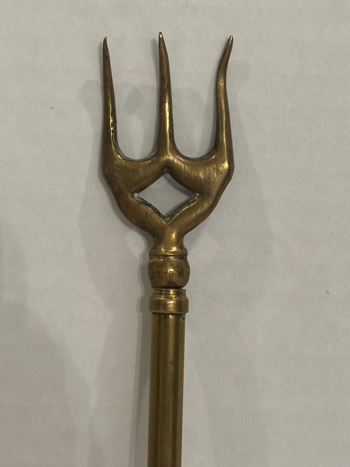 UNUSUAL EARLY BRASS TELESCOPING THREE-PRONG HEARTH FORK