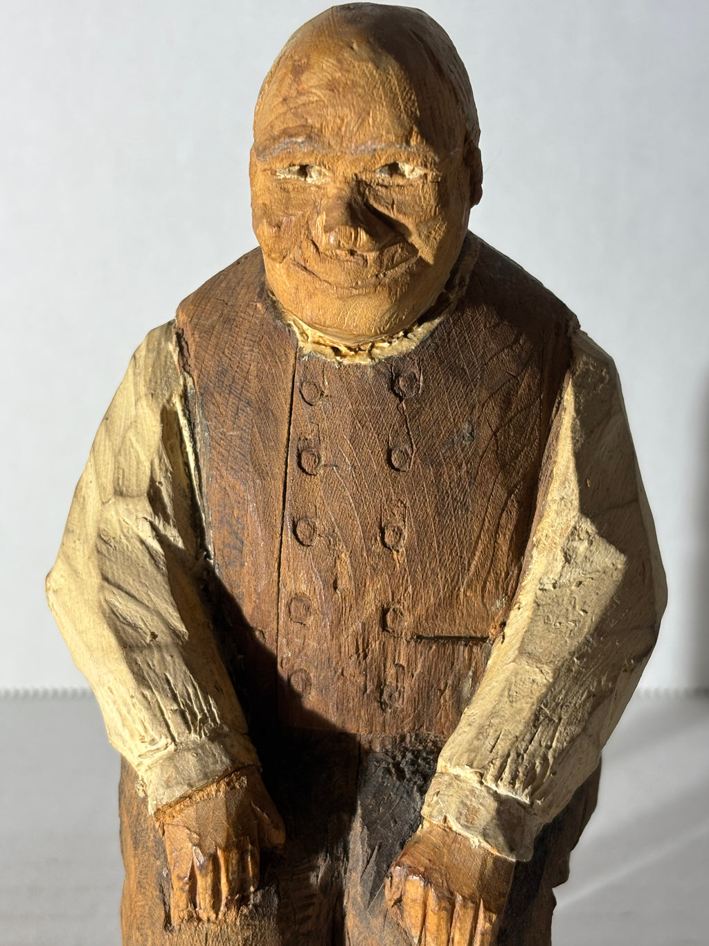 WONDERFULLY EXPRESSIVE CARVED & PAINTED FOLK PORTRAIT OF A SEATED GENTLEMAN