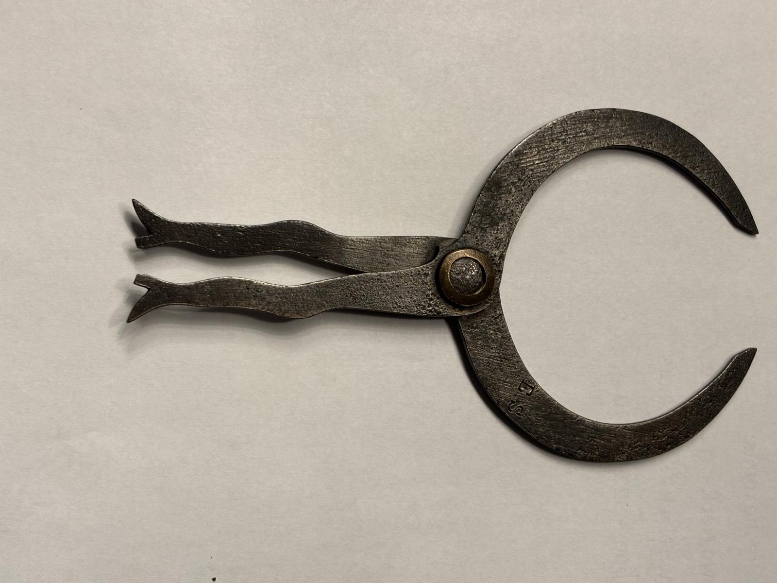 Hand-forged machinist’s or blacksmith’s outside calipers