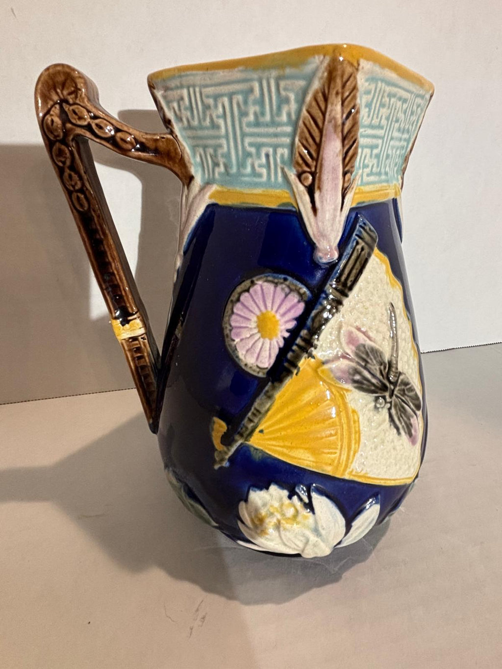 ENGLISH MAJOLICA PITCHER IN THE JAPONESQUE TASTE — ATTRIBUTED TO COPELAND & SONS (MINTON TRADITION), CIRCA 1875–1890