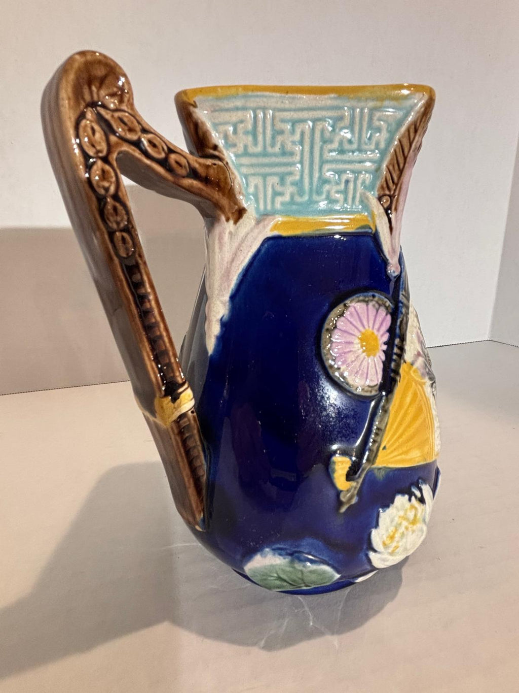 ENGLISH MAJOLICA PITCHER IN THE JAPONESQUE TASTE — ATTRIBUTED TO COPELAND & SONS (MINTON TRADITION), CIRCA 1875–1890