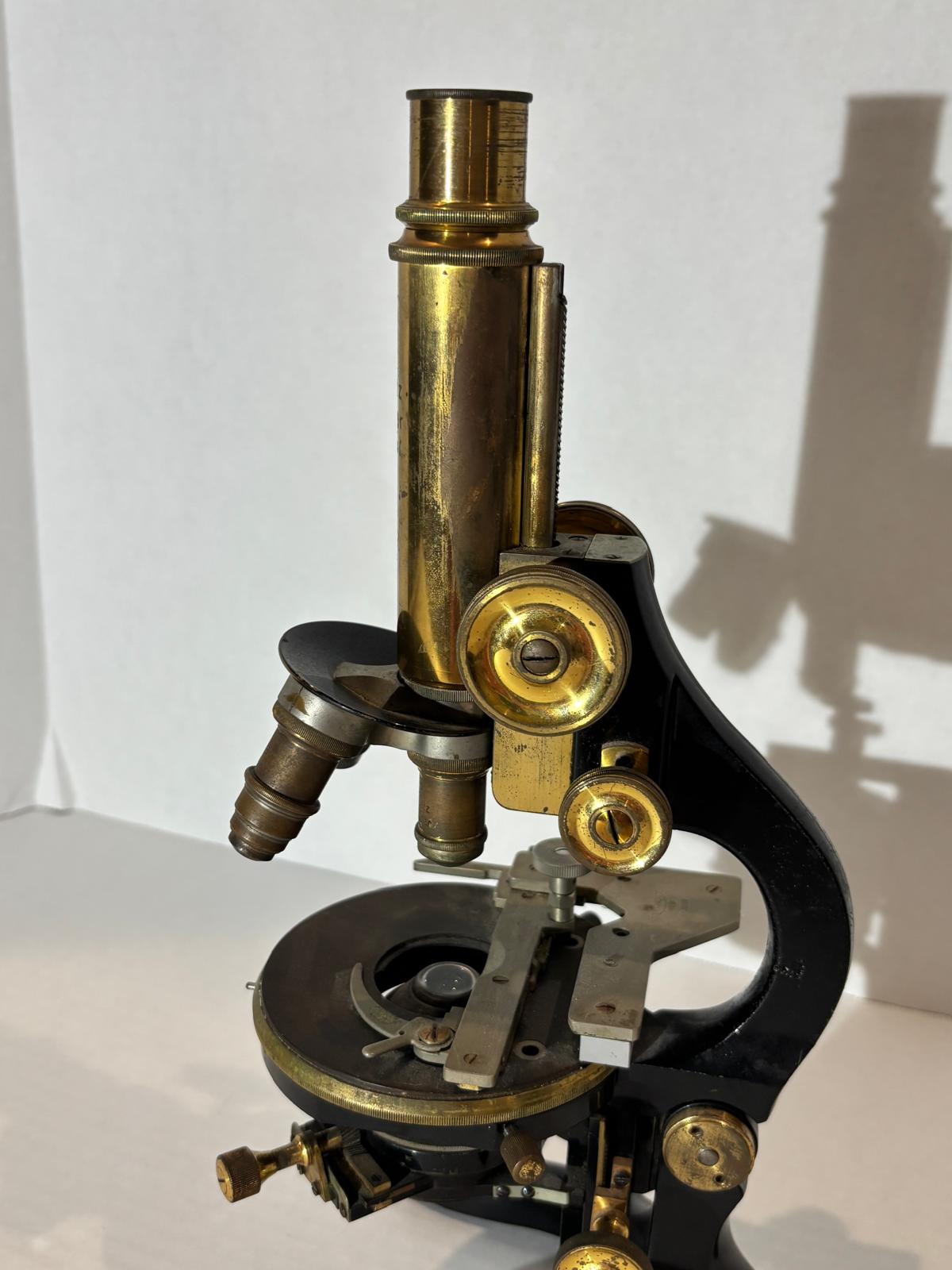 Early 20th Century Leitz Wetzlar Brass Microscope with Complete Matched Optics and Reichert Mechanical Stage — Working