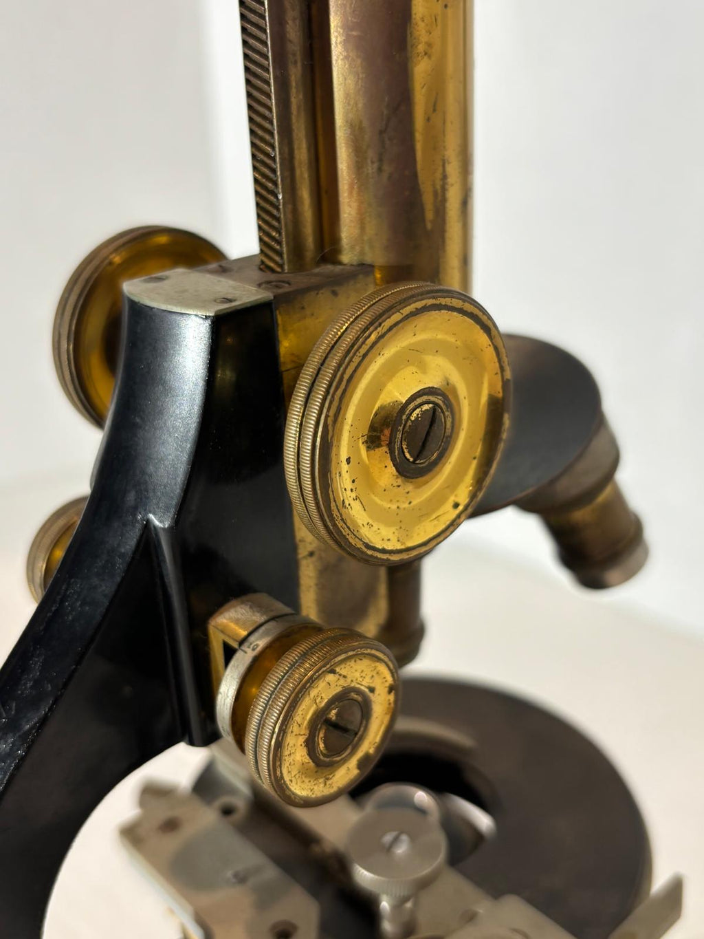 Early 20th Century Leitz Wetzlar Brass Microscope with Complete Matched Optics and Reichert Mechanical Stage — Working
