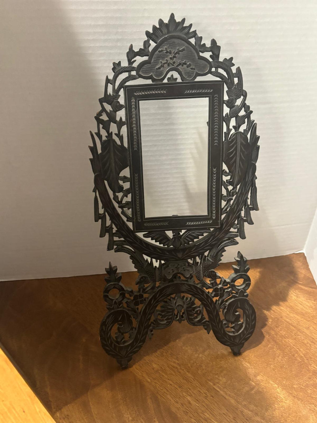 Swiss Black Forest Hand-Carved Standing Picture Frame Brienz School, ca. 1880–1900